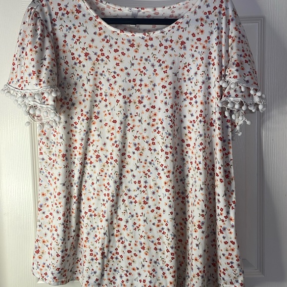 Floral print with pompon detailed short sleeves - Picture 1 of 4